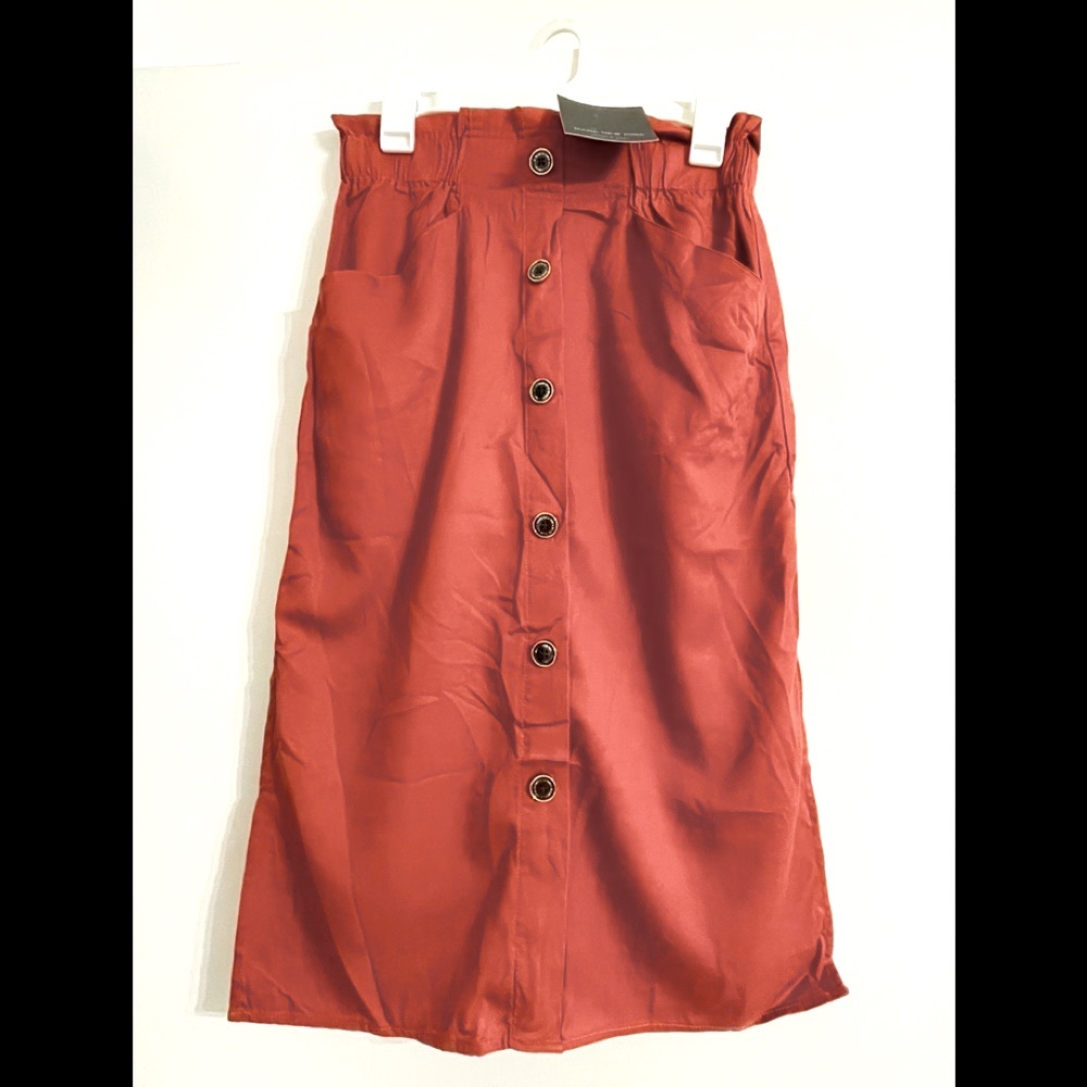 casual button-front skirt with pockets.